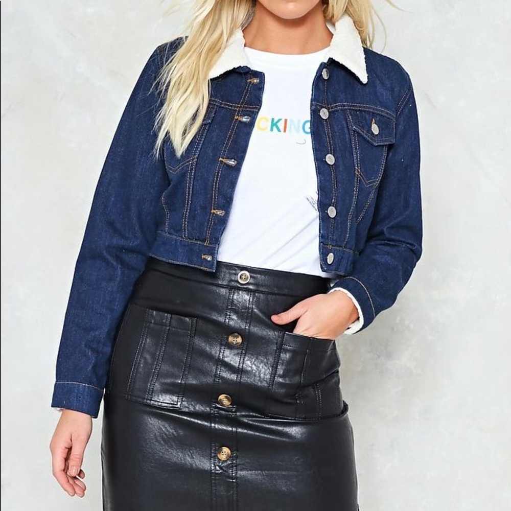 Cropped denim jacket with faux shearling collar